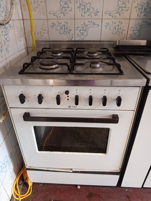 Газова плита з електро духовкою