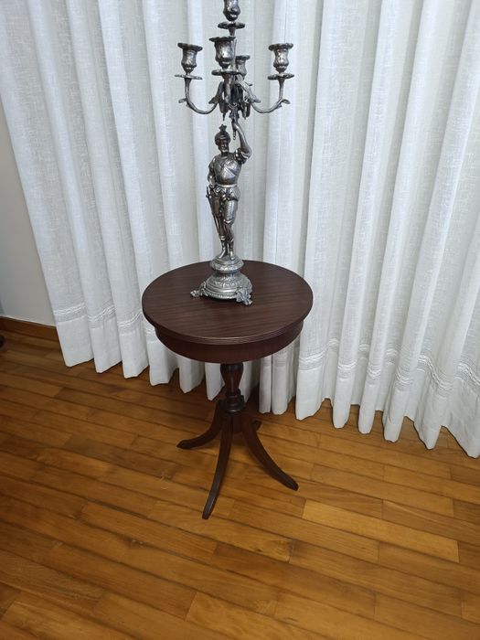 Magnífica mesa antiga de apoio restaurada estilo inglês em madeira de mogno