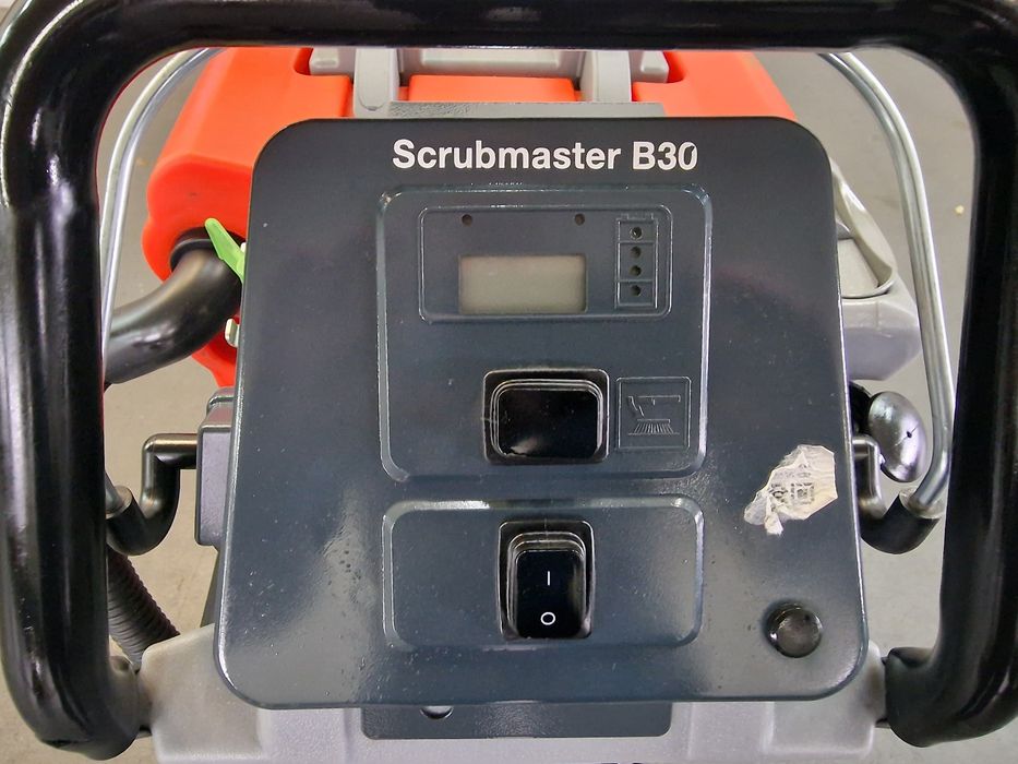 /// Zmywarka do podłóg Hako Scrubmaster B30 ///
