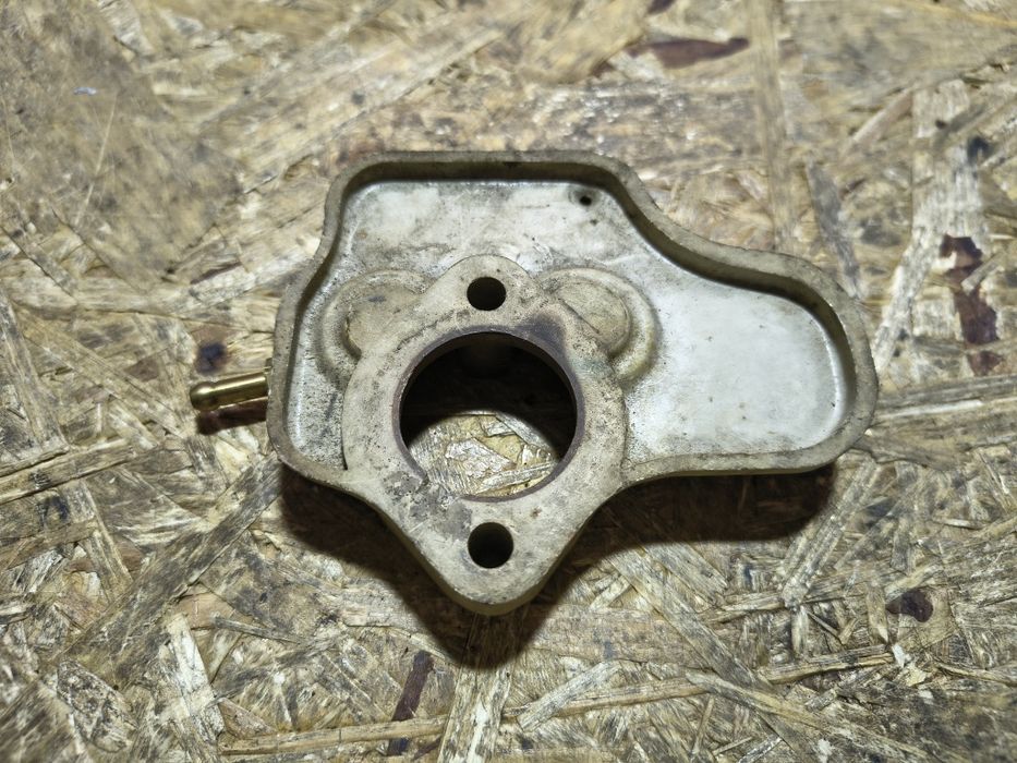 Podstawka izolator gaźnika Fiat 126p Maluch EL z króćcem