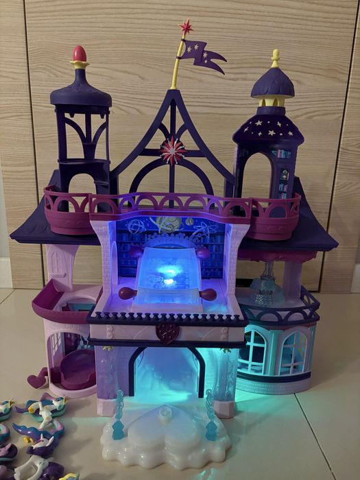 My Little Pony, Magiczna szkoła przyjaźni, zamek