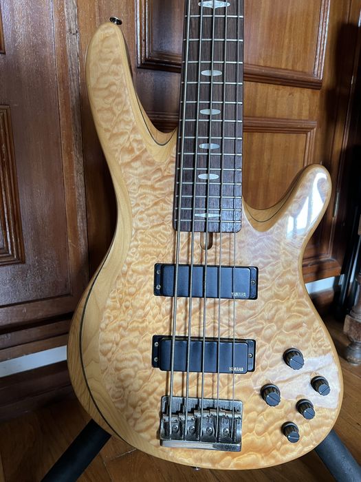 Baixo de 5 cordas yamaha