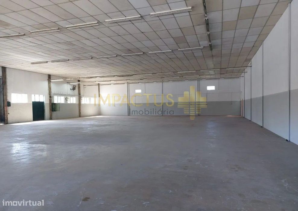 Armazém amplo com 600m2