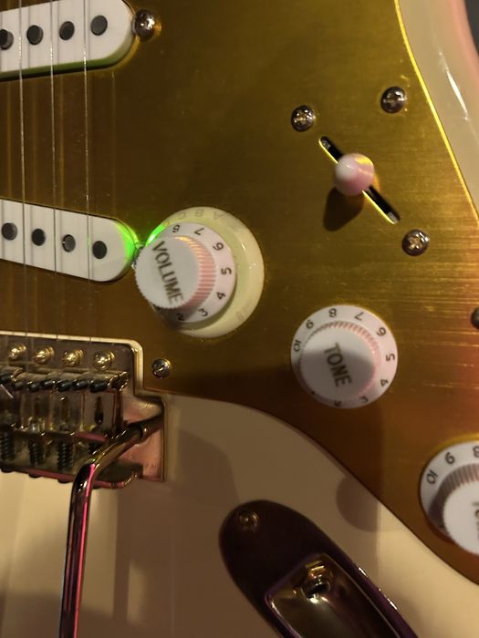 Fender stratocaster custom personalizada gold hardware e afinador