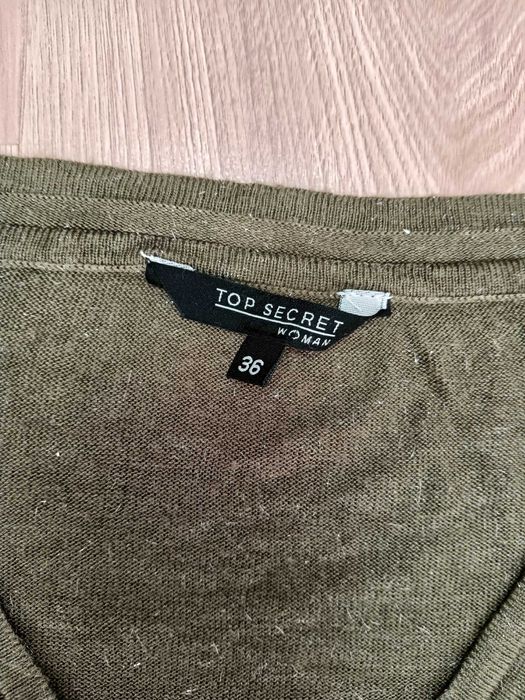 Damski sweter sweterek dopasowany dekolt v brokat khaki zielony 36