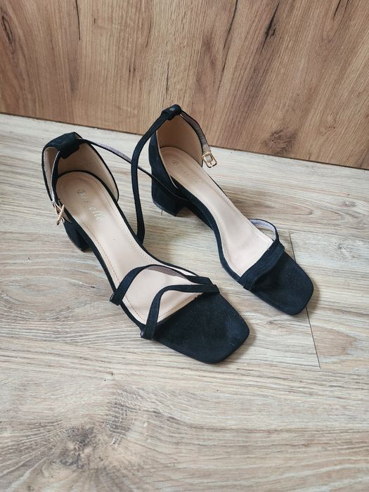 Buty na obcasie z paskiem