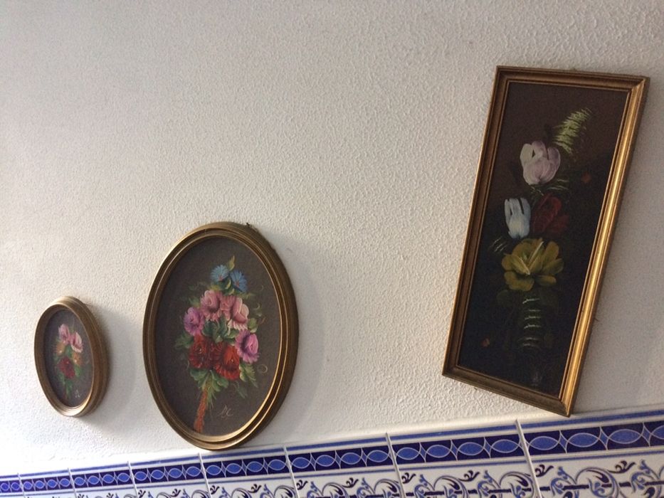 Quadros decorativos e movel de parede