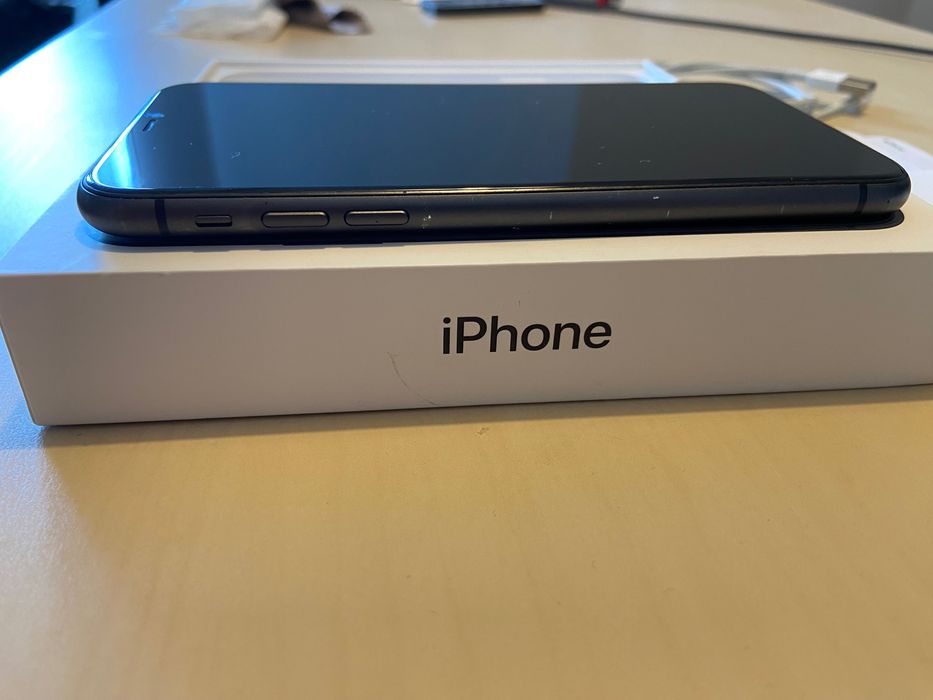 Iphone 11 64GB z oryginalnym pudełkiem, ładowarką, kablem USB, kluczyk do karty SIM