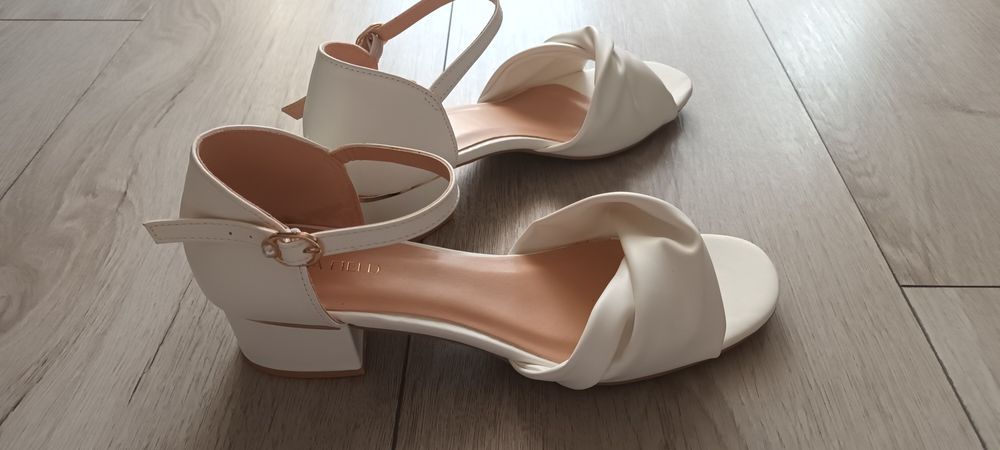 Ślubne buty białe rozm. 40, wkł. 26 cm, obcas 4 cm