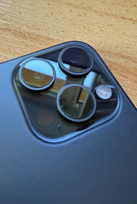 iPhone 15 pro Tytan czarny
