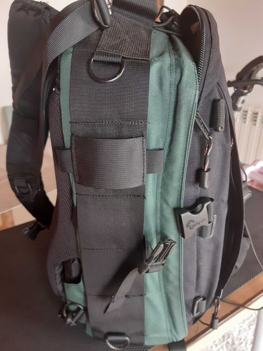 Mochila versátil para câmara e lentes fotográficas