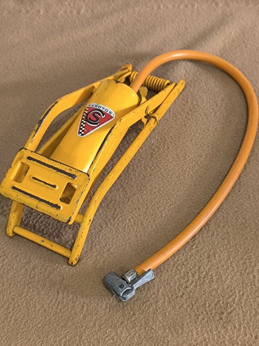 Antiga bomba de pé da marca SAROTOS