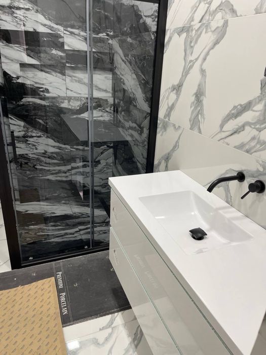 Столешня (стільниця, столешница) зі штучного каменю над пральною машин