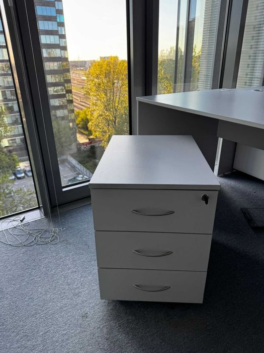 Kontenerek pod biurko szary kontenerki na kółkach do biur domu