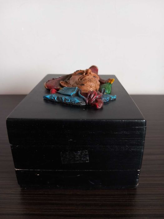 szkatułka drewniana z piratem