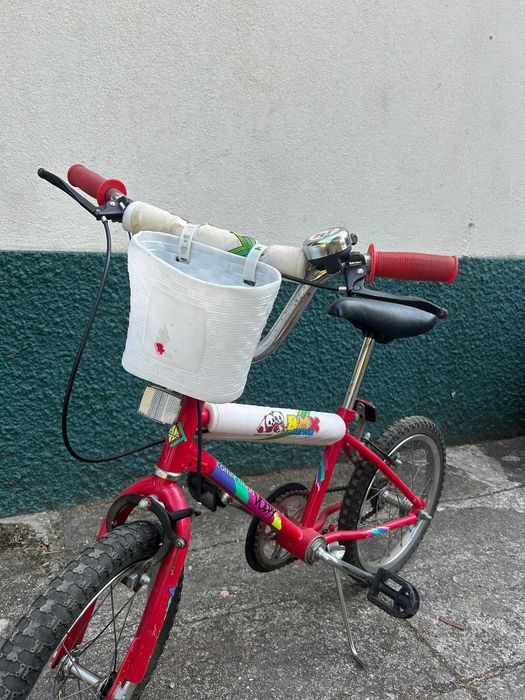 Bicicleta de criança com cesto