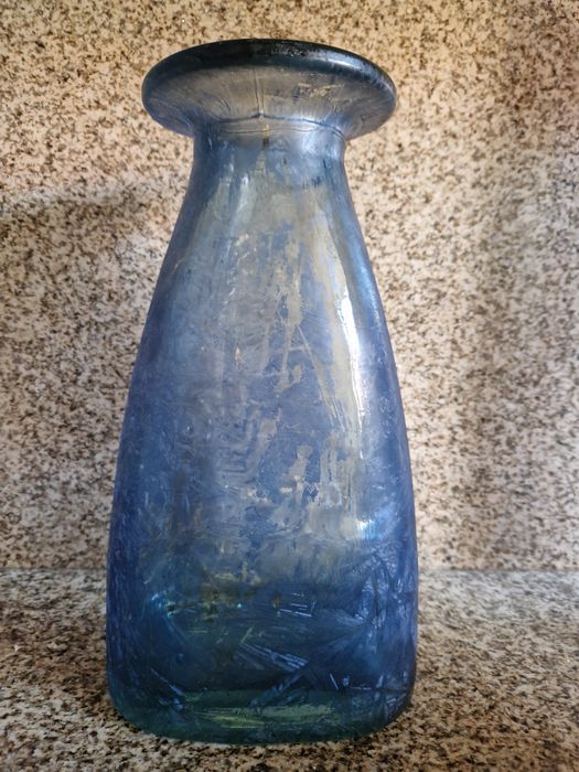 Jarra decorativa em vidro azul com acabamento artesanal