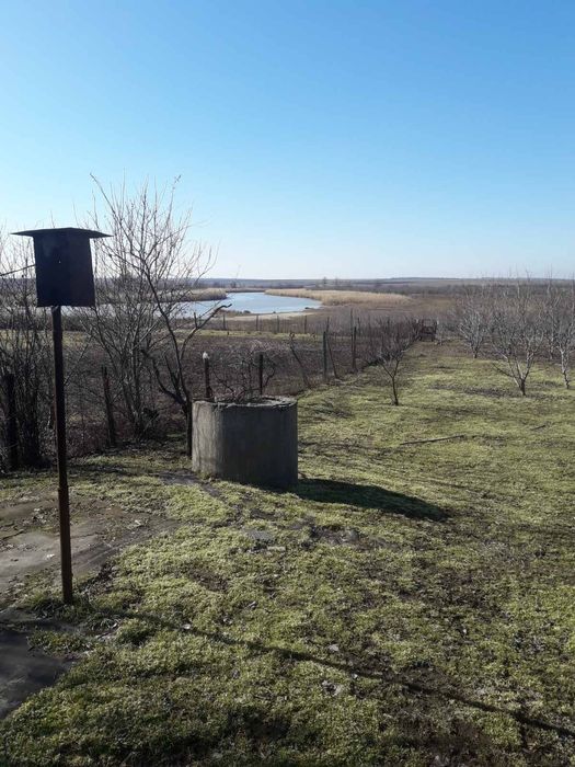 Продам дім біля річки.