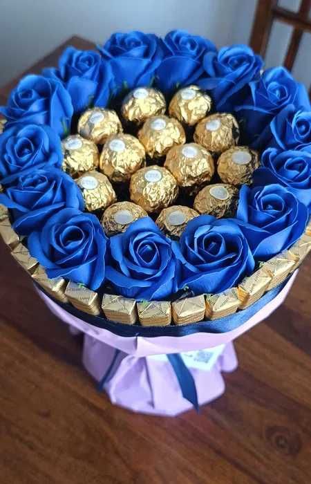 Piękny bukiet z różami, Ferrero i Merci