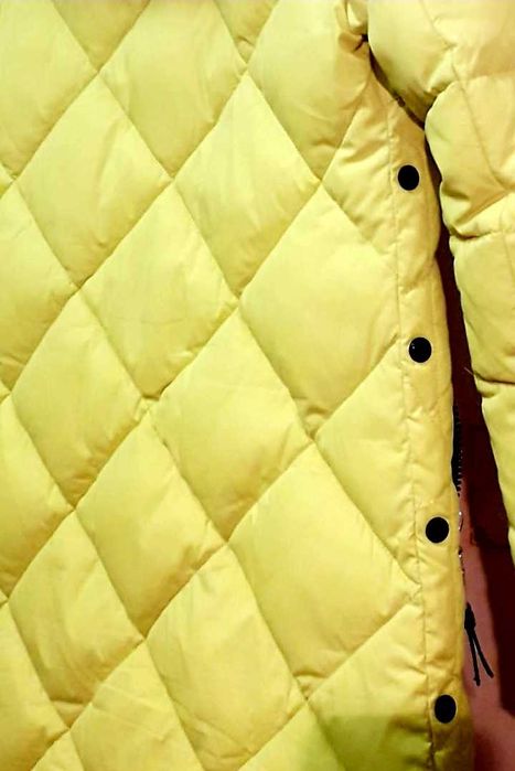 Яркий зимний пуховик.