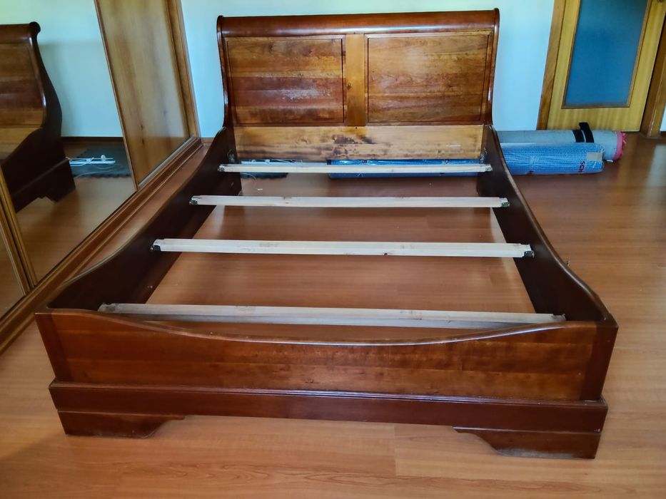 Cama de casal e mesas cabeceira em cerejeira