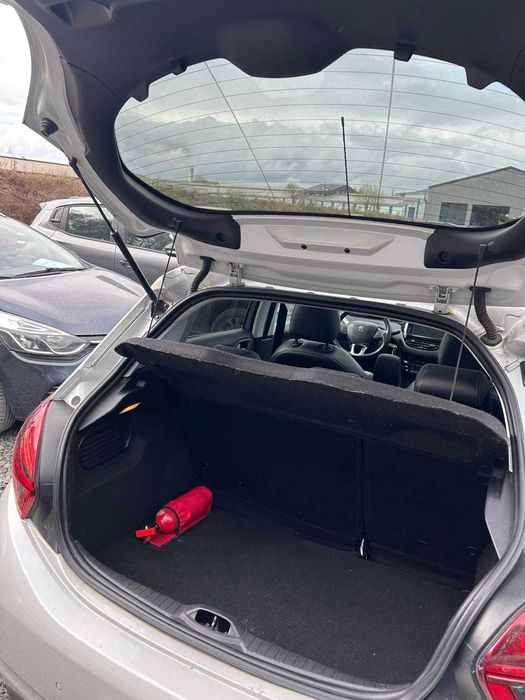 Peugeot 208 1.2 PureTech — Gasolina — Branco Pérola — 5 Portas — Para Reparação