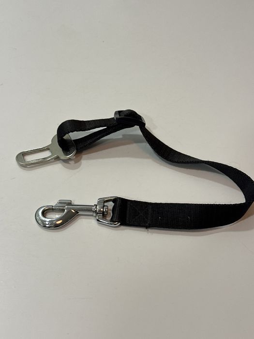 Pas samochodowy dla psa- czarny- koncowka do zapiecia w pas samochodow