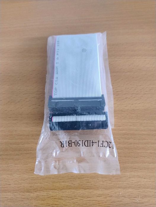 Taśma płaska (ribbon cable) z złączami IDC.
