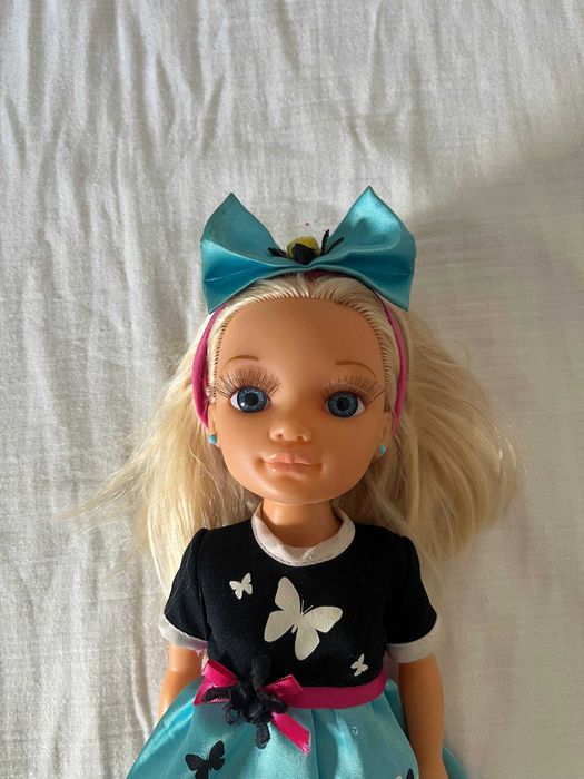 Boneca Nancy loira com vestido de borboletas e collants às riscas