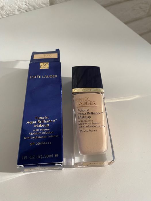 Podkład Estée Lauder Futurist Aqua Brilliance Makeup 1W0 Warm Porcelain