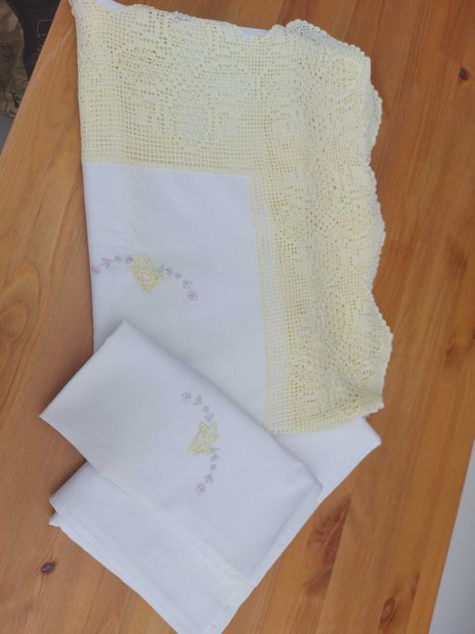 Lençóis com renda e bordado feitos à mão