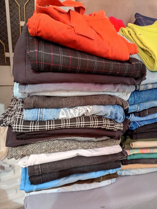 Para revenda lotes de 20 pares de calças semi novas só 10€ lotes aleatórios