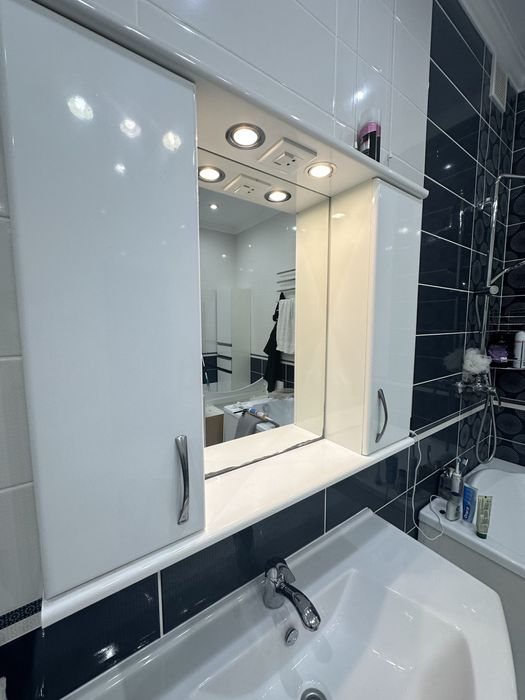 Мийка керамічна з тумбою та дзеркалом