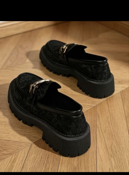 Sapatos pretos.