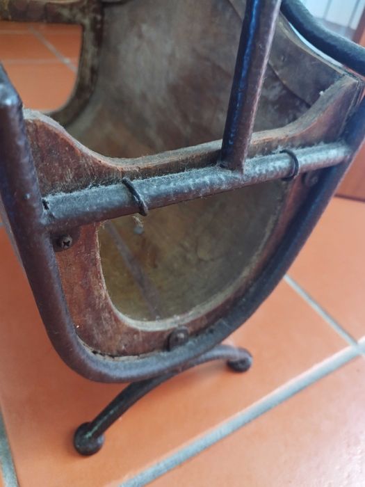 Porta-revistas ou porta-livros em madeira e ferro. Antigo.