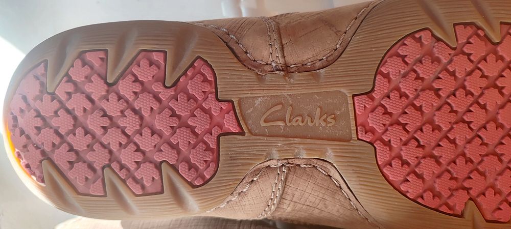 Продам чоловічі замшеві черевики Clarks.