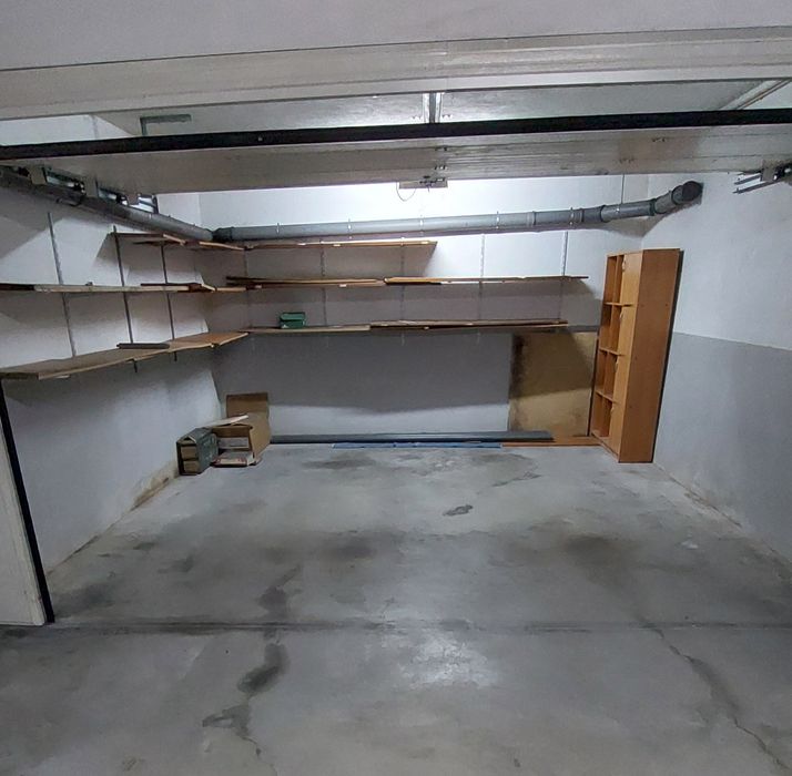 Garagem fechada grande