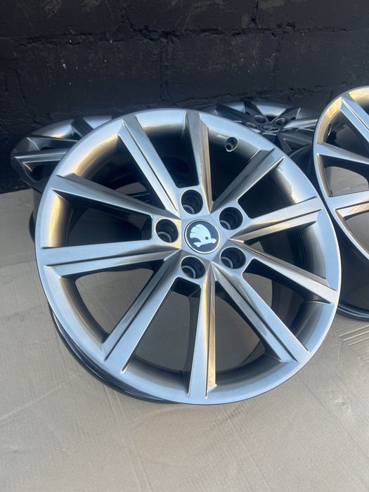 Диски р17 5/112 Ет49 7j dia57.1m Шкода оригінал