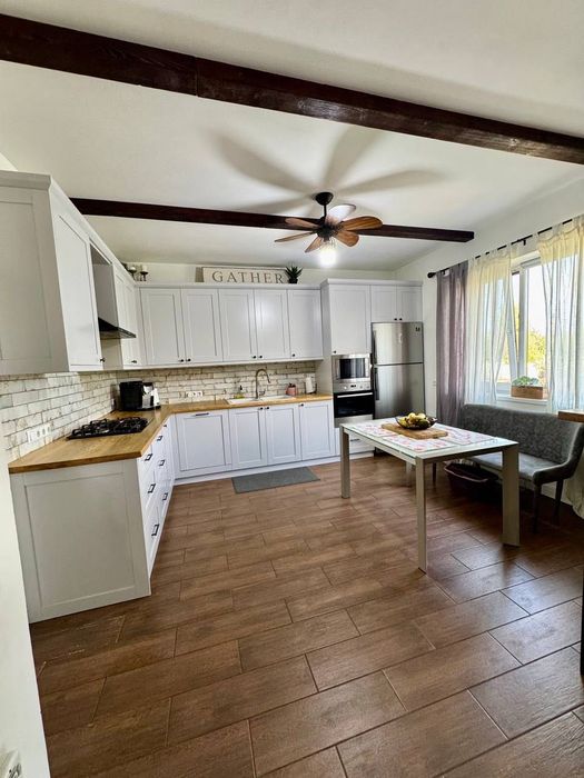 Продаж двоповерхового будинка з ремонтом та меблями