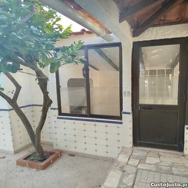 Moradia T2-R/C, Mobilada, Aroeira, Charneca Caparica num condomínio.
