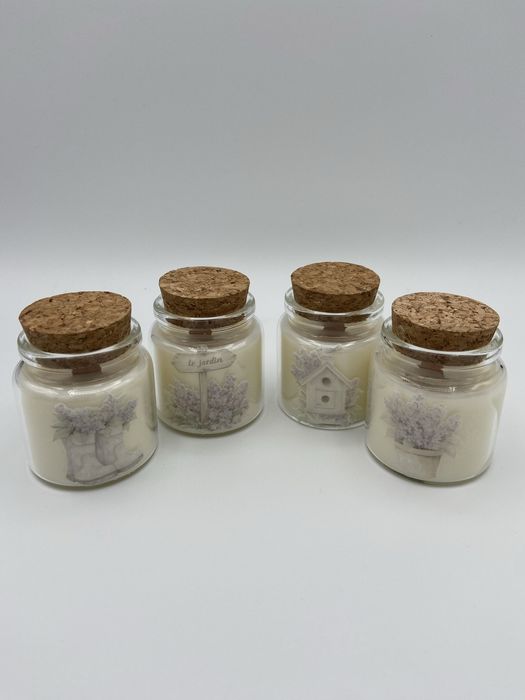 Velas de cera de soja e saquinhos com alfazema