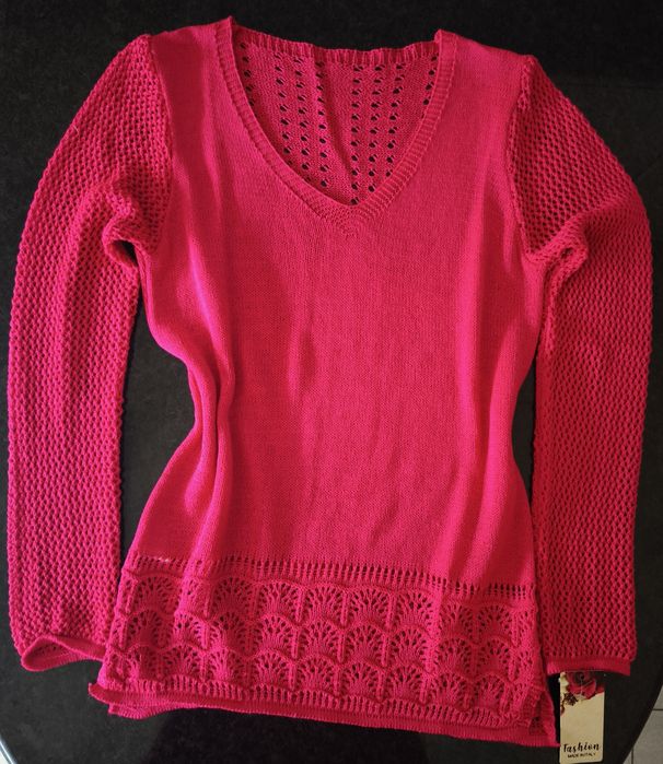 Camisola, rosa fushia, em malha fria, italiana. Manga comprida.