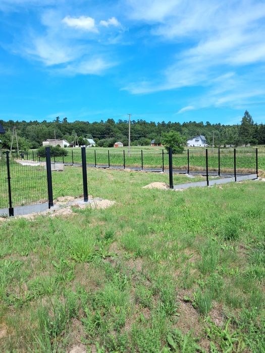 Montaż płotów betonowych , panelowych .