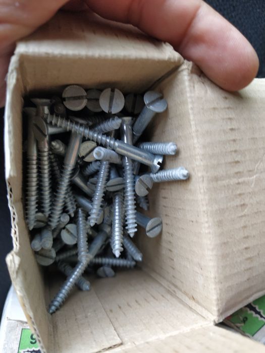 Vários parafusos em ferro