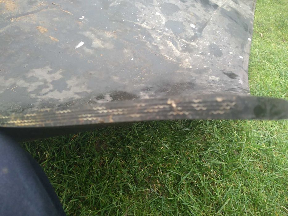 Kon ,klacz, boks,mata,guma