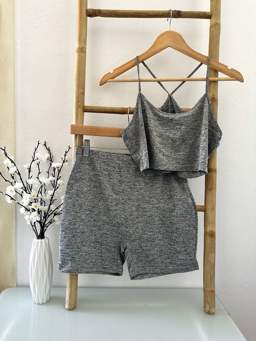 Conjunto desporto cinza top e short L 40