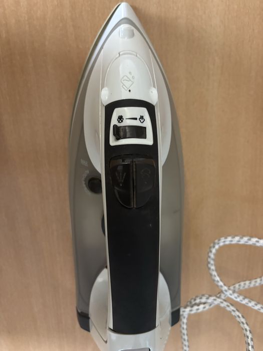 Ferro de engomar a vapor Electric Co de 2200W. Nunca usado, novo.