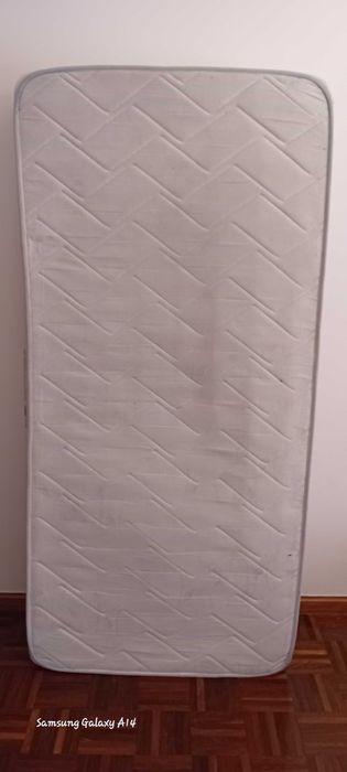 Cama e colchão solteiro