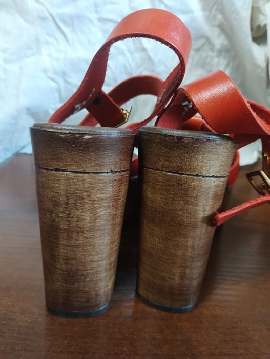 Босоножки новые продам