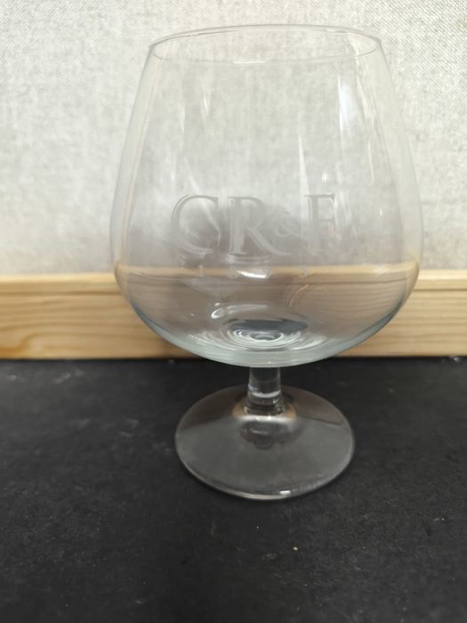 Copo CRF em Vidro 
Copo aguardente elegante com a gravação CRF.

- Des